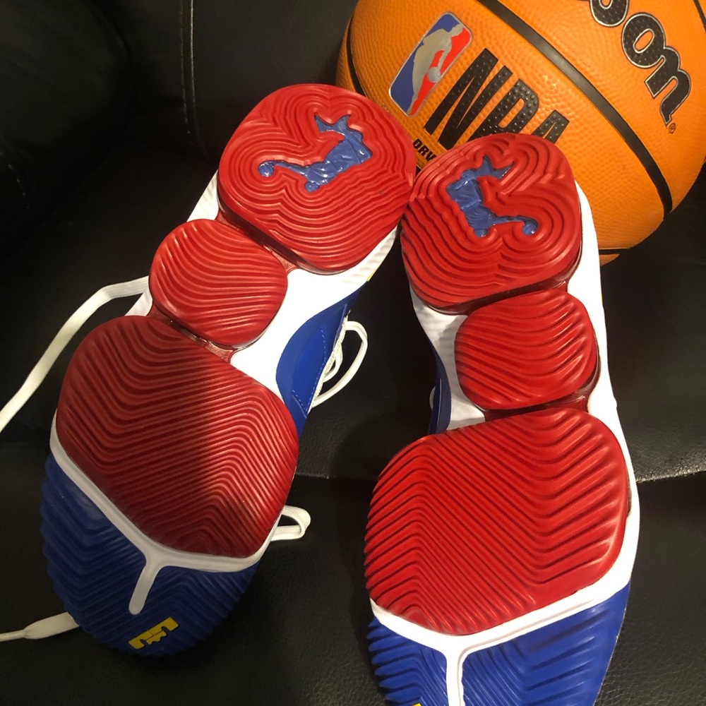NWOT Nike 6.5Y LeBron Sneaker NWOT Baskettball Drip